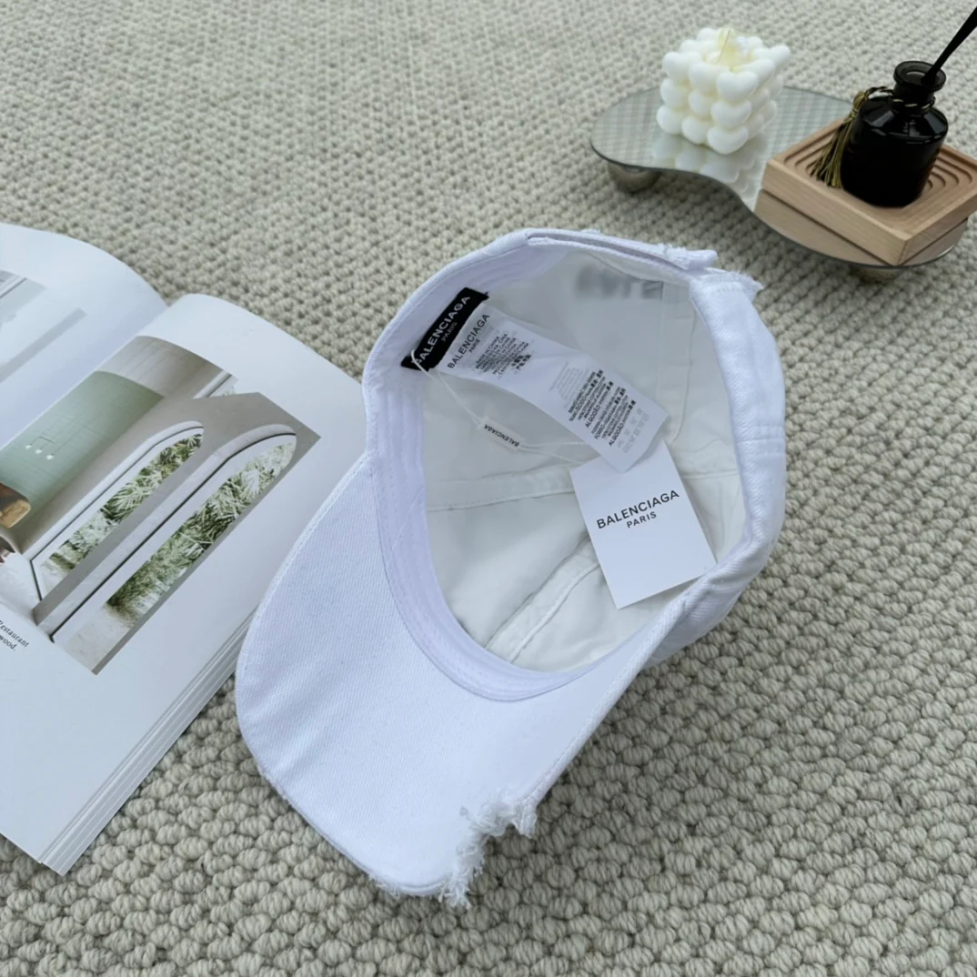 Бейсболка Balenciaga с надписью на задней стороне - белая