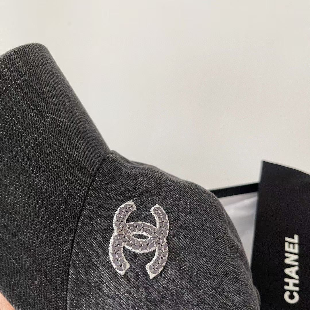 Минималистичная бейсболка Chanel с двойной буквой C — серая.