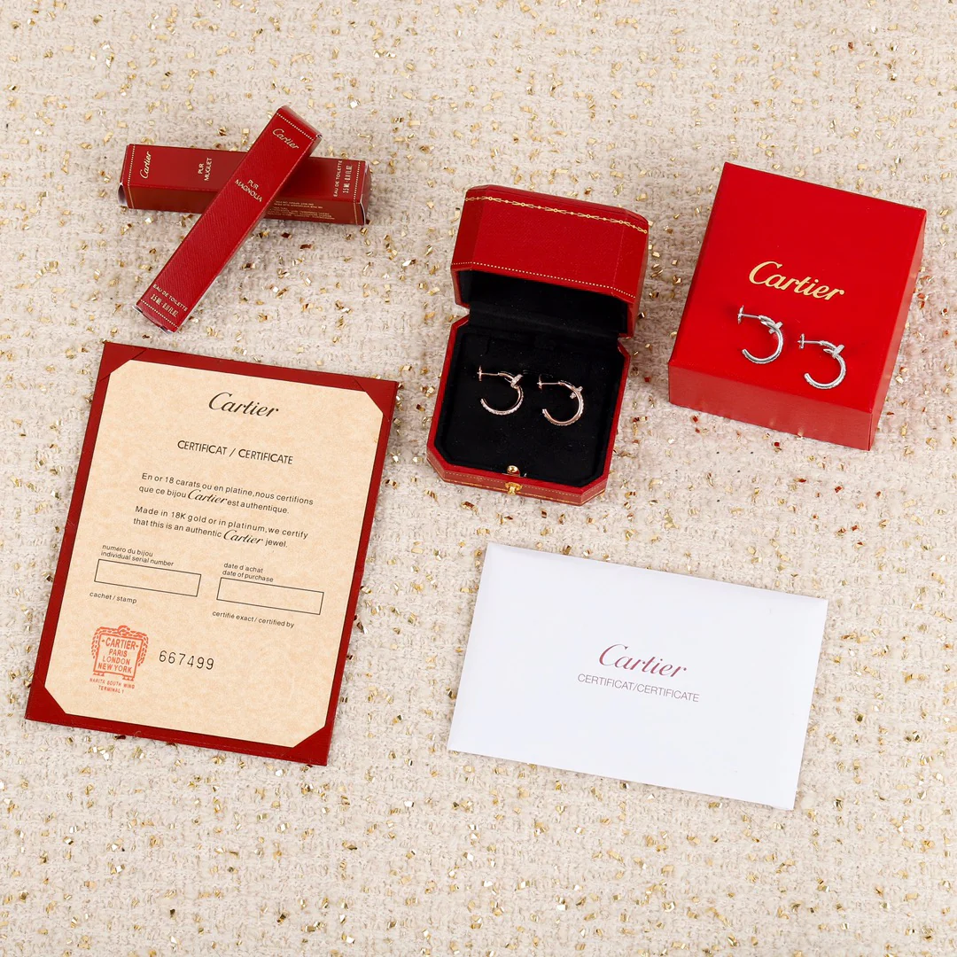 Небольшие серьги-гвоздики Cartier из розового золота, полностью инкрустированные бриллиантами.