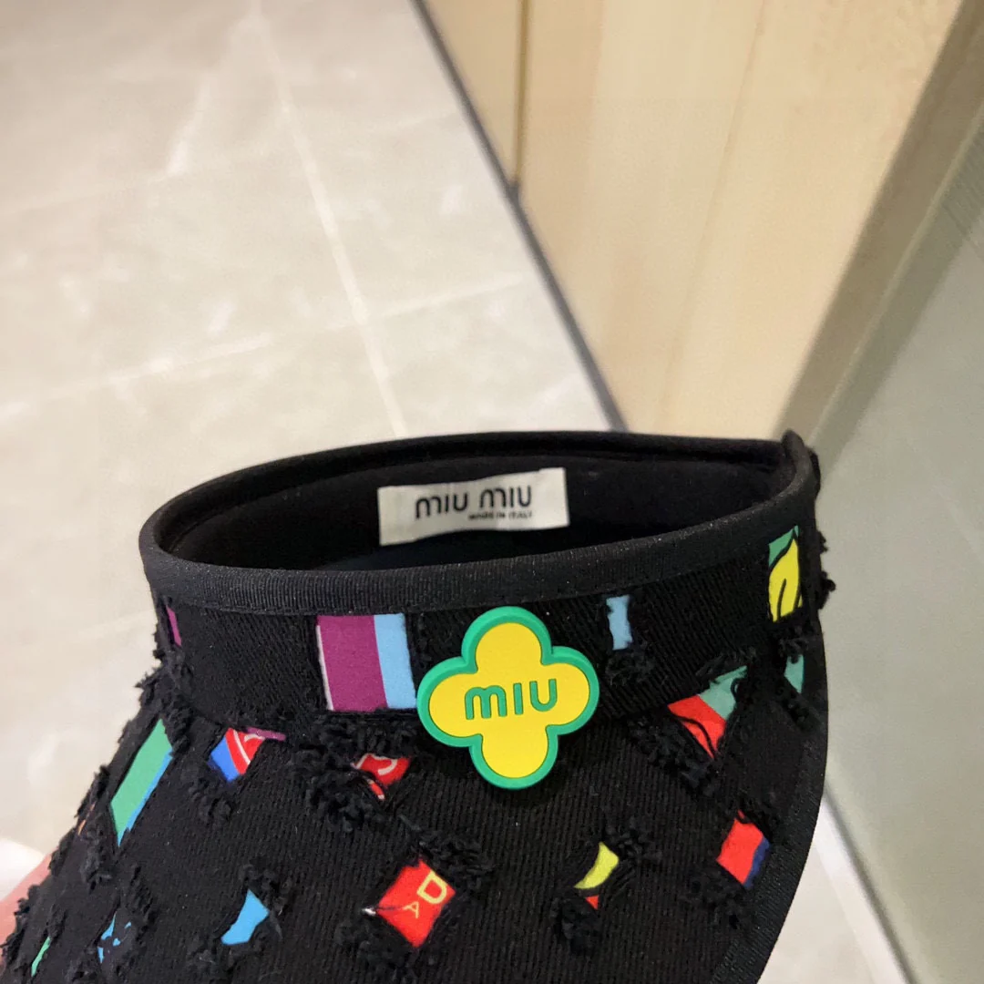 Новые поступления коллекции Miu Miu весна/лето 2023 - Козырек - Солнцезащитная шляпа - Черная