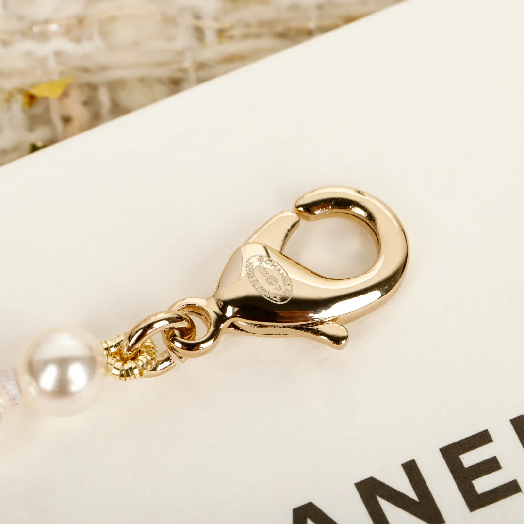 Флакон духов Chanel за 25 пенсов, жемчужное ожерелье в виде четырехлистного клевера