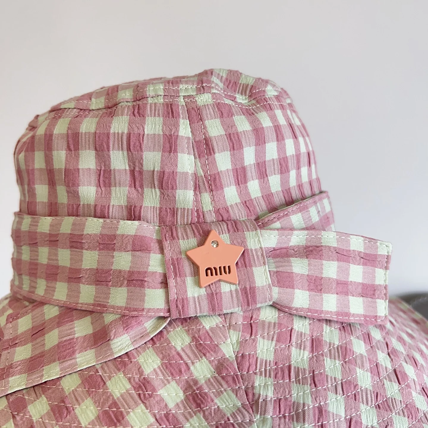 Панама в клетку в курортном стиле от Miu Miu - розовая
