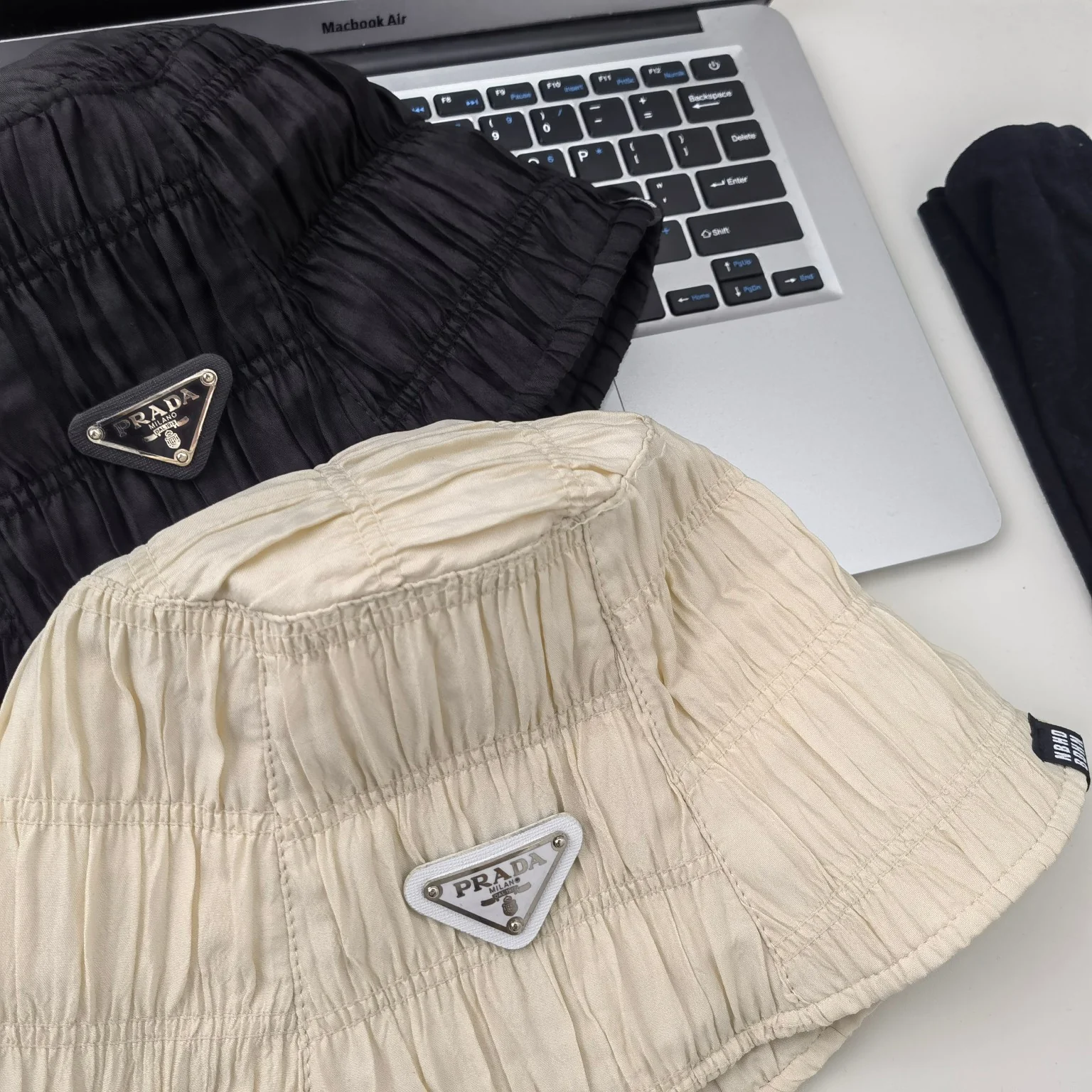 Prada - Новинка начала осени 2023 года - Простая панама со складками