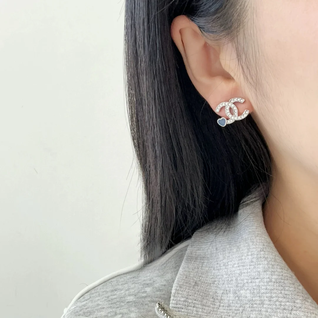 Chanel - Розовые серьги в форме сердца с двойной буквой С (25 пенсов)