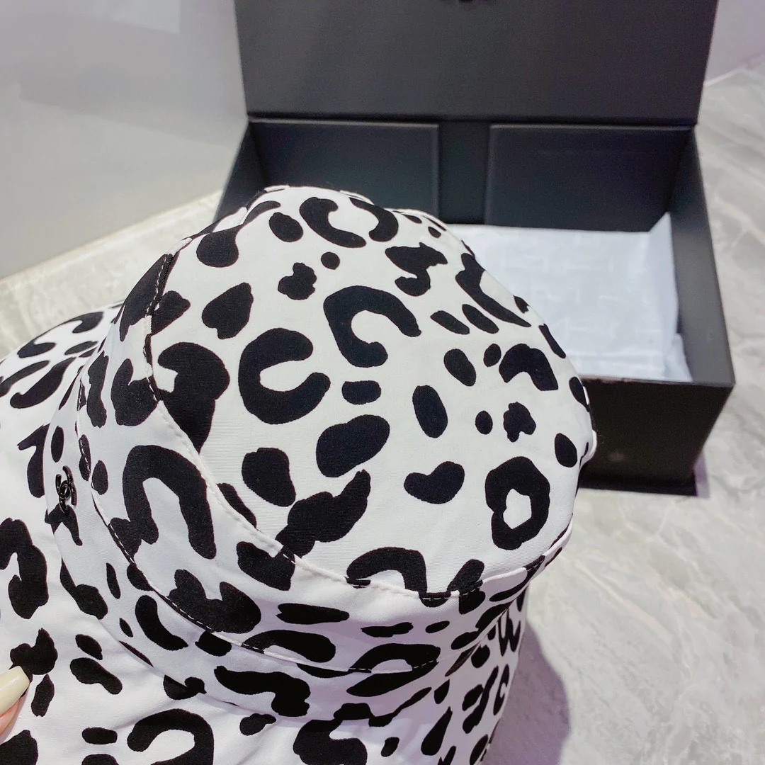 Рыбацкая шляпа Chanel с леопардовым принтом