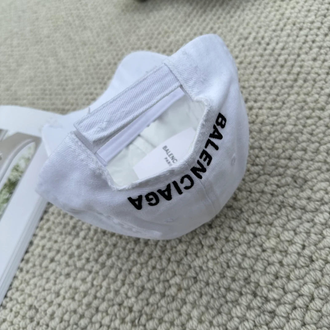 Бейсболка Balenciaga с надписью на задней стороне - белая