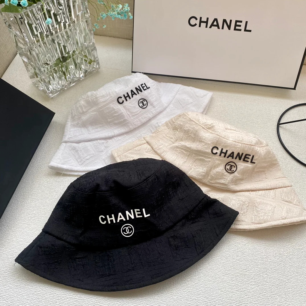 Новая плетеная жаккардовая рыбацкая шляпа Chanel весна/лето 2023 — белая.