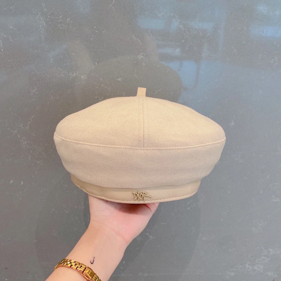 Шерстяная шляпа художника Dior — абрикосового цвета