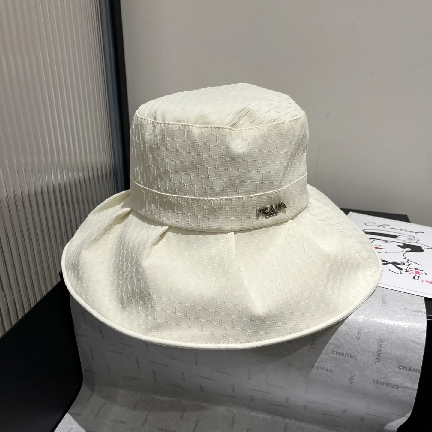 Prada - Солнцезащитная шляпа - Белая