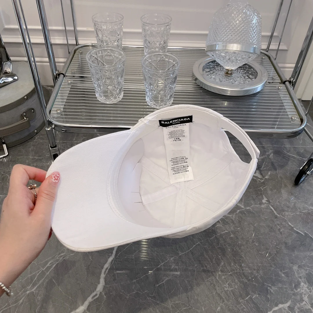 Бейсболки Balenciaga серии 520 — синхронизация с официальным сайтом