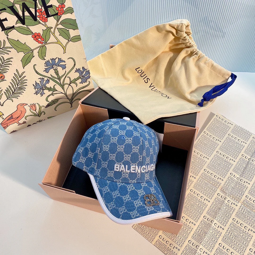 Бейсболка Balenciaga из джинсовой ткани с вышивкой - светло-голубая