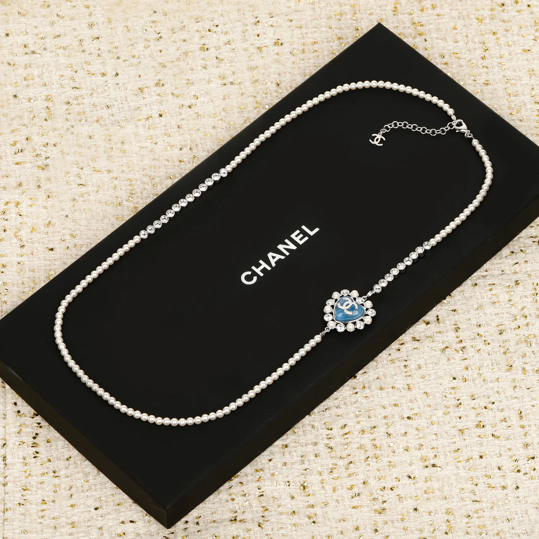 Колье Chanel с сердечком и жемчугом, украшенное стразами, артикул 2506017