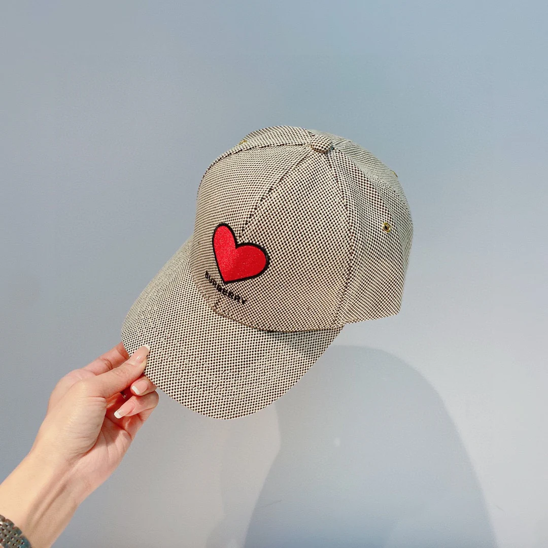 Бейсболка Burberry с вышитым сердцем - 1