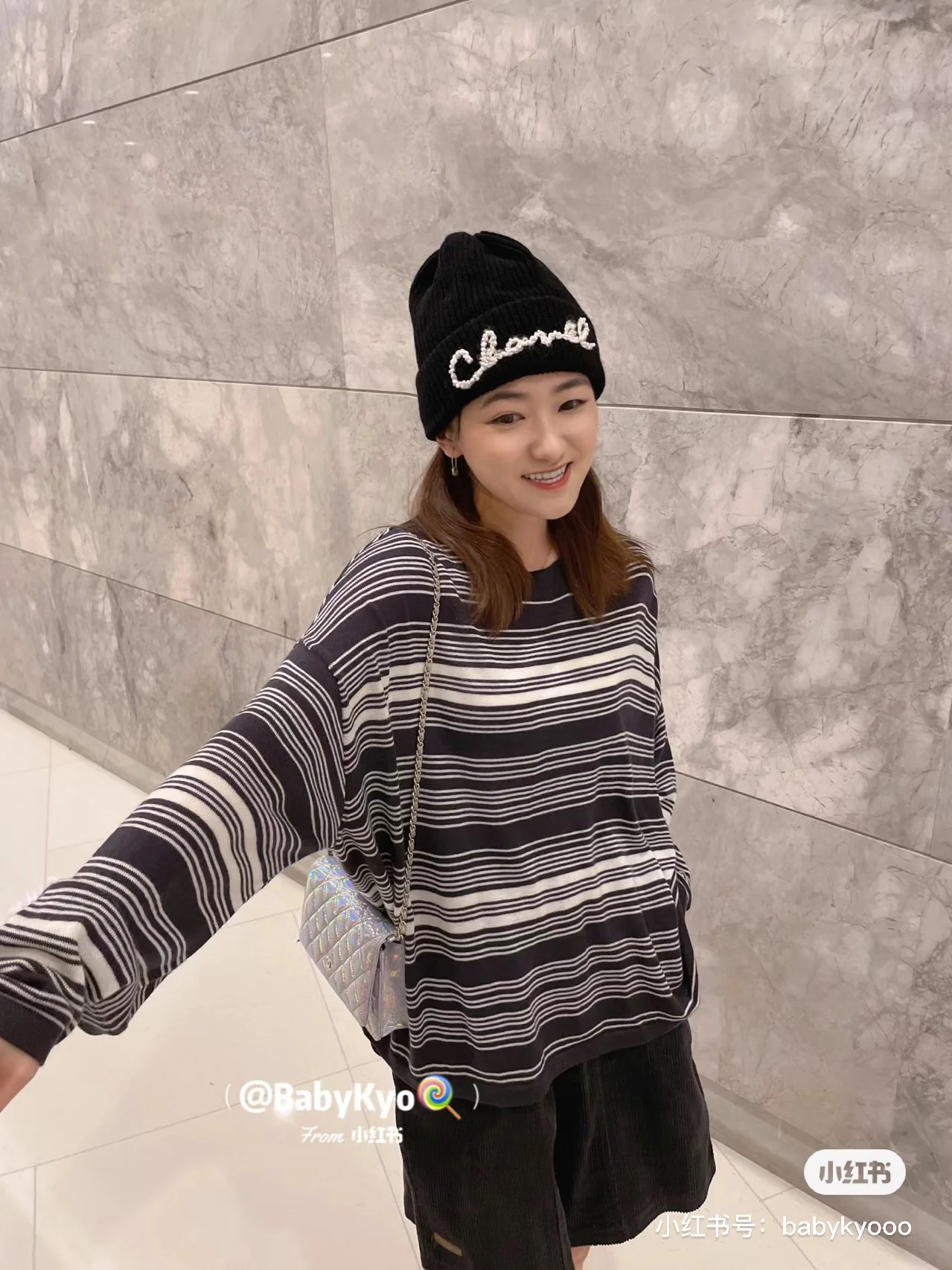 Плетеная шляпа Chanel с надписью курсивом — черная