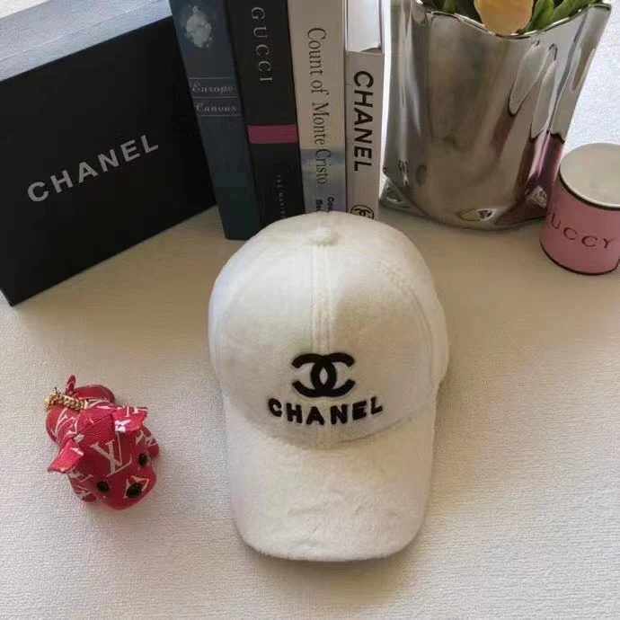 Бейсболка Chanel с вышивкой из кроличьего меха - 1