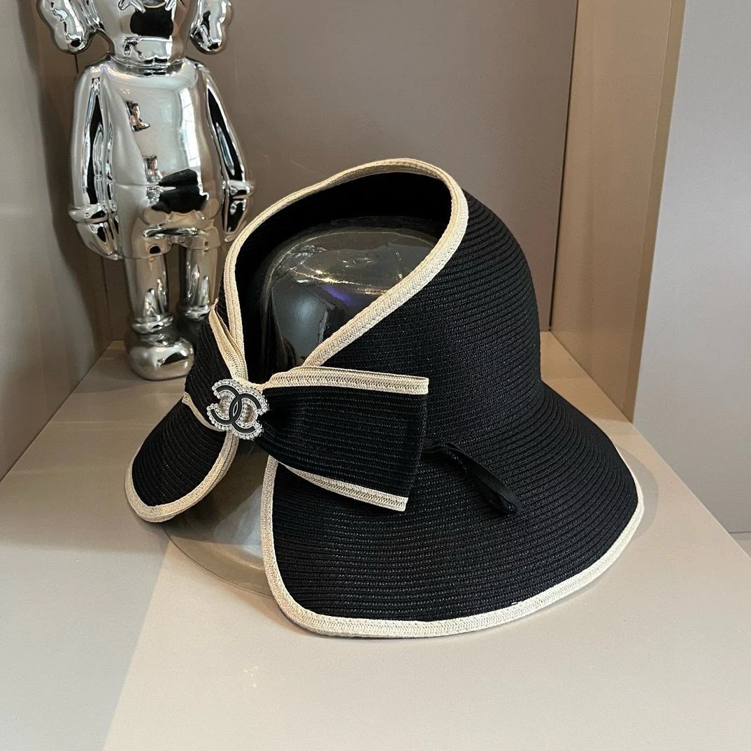 Chanel - Рыбацкая шляпа с разрезом сзади и бантом - Черная
