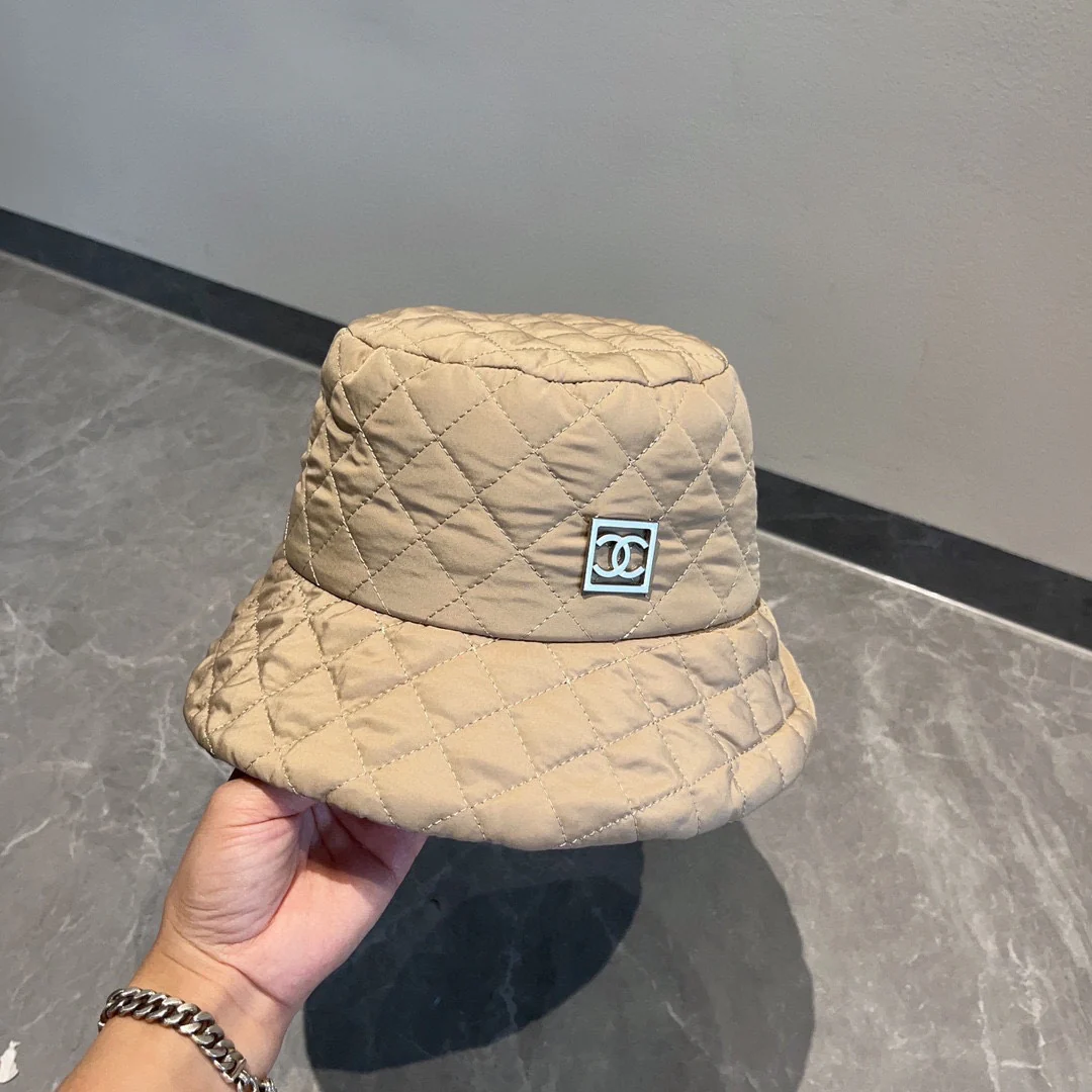 Новинка осенне-зимней коллекции Chanel: объемная рыбацкая шляпа с ромбовидным узором — цвет хаки.