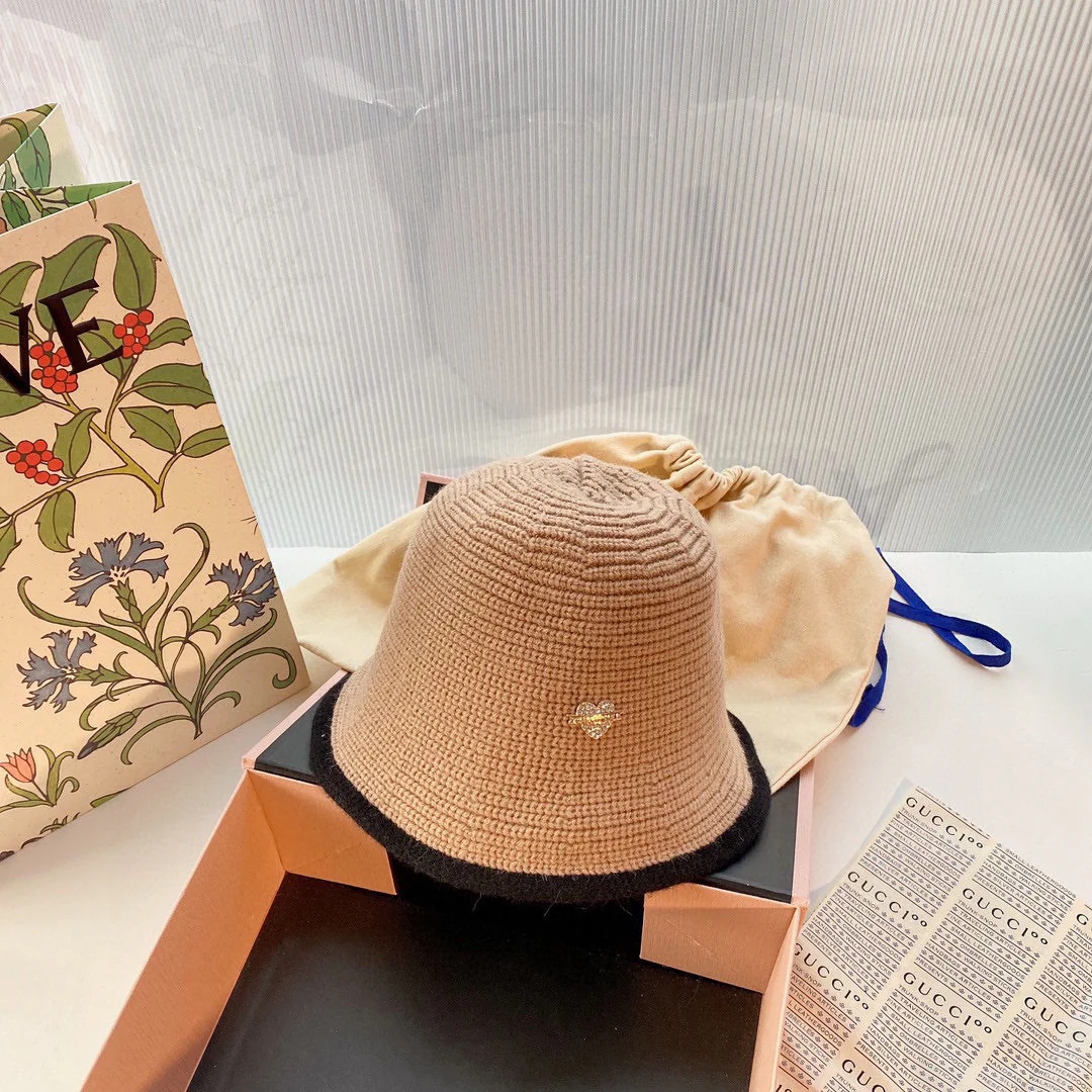 Рыбацкая шляпа Chanel в форме сердца