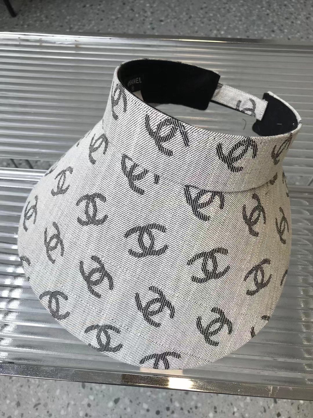 Новинка сезона весна/лето 2023 от Chanel - Солнцезащитная шляпа с открытым верхом - 1