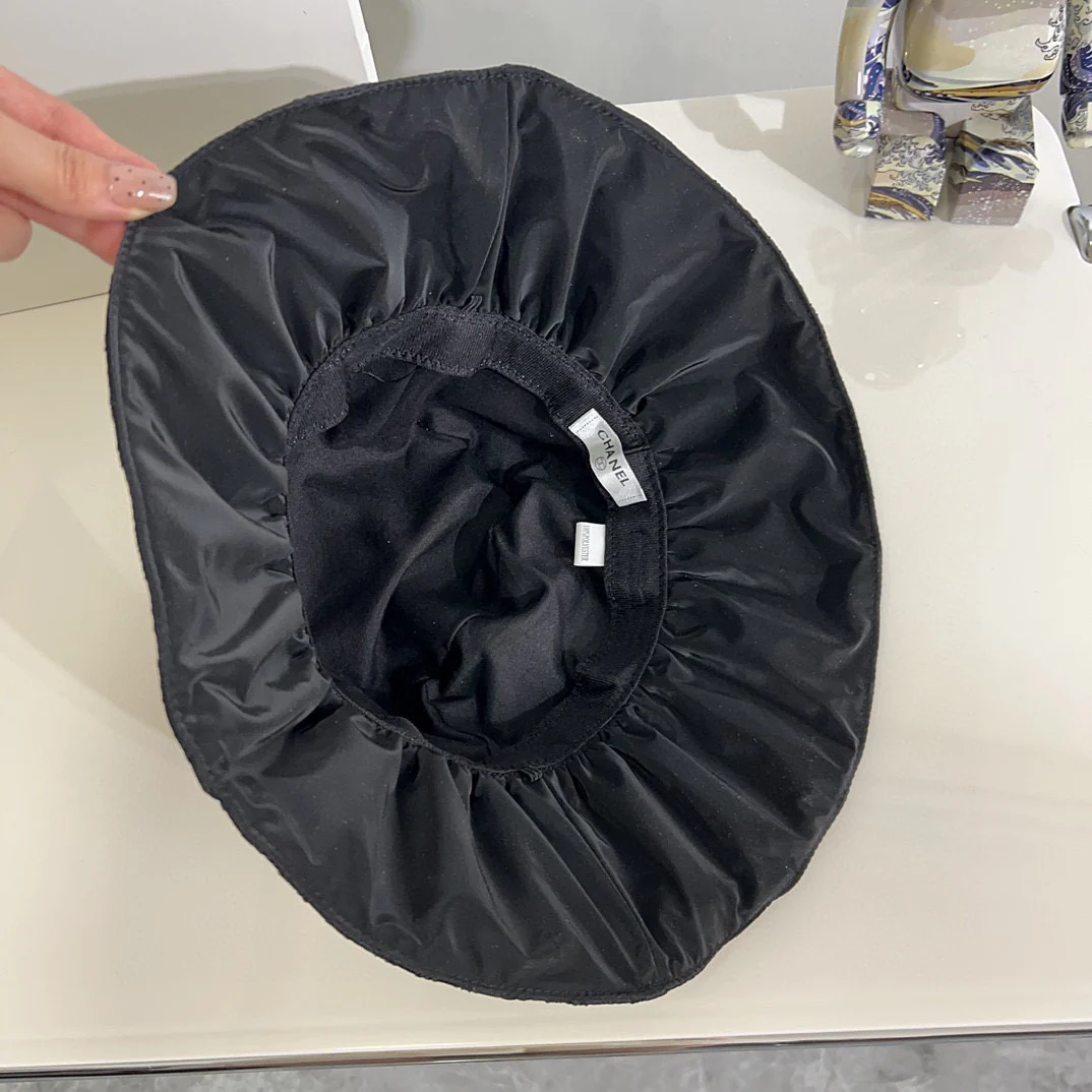 Новая солнцезащитная шляпа Chanel 2024 в форме сердца с жемчугом - черная.