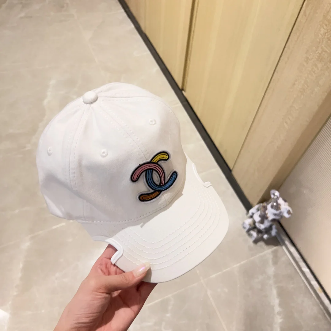 Новинка сезона весна/лето 2023 от Chanel - Бейсболка с неровным козырьком - Белая