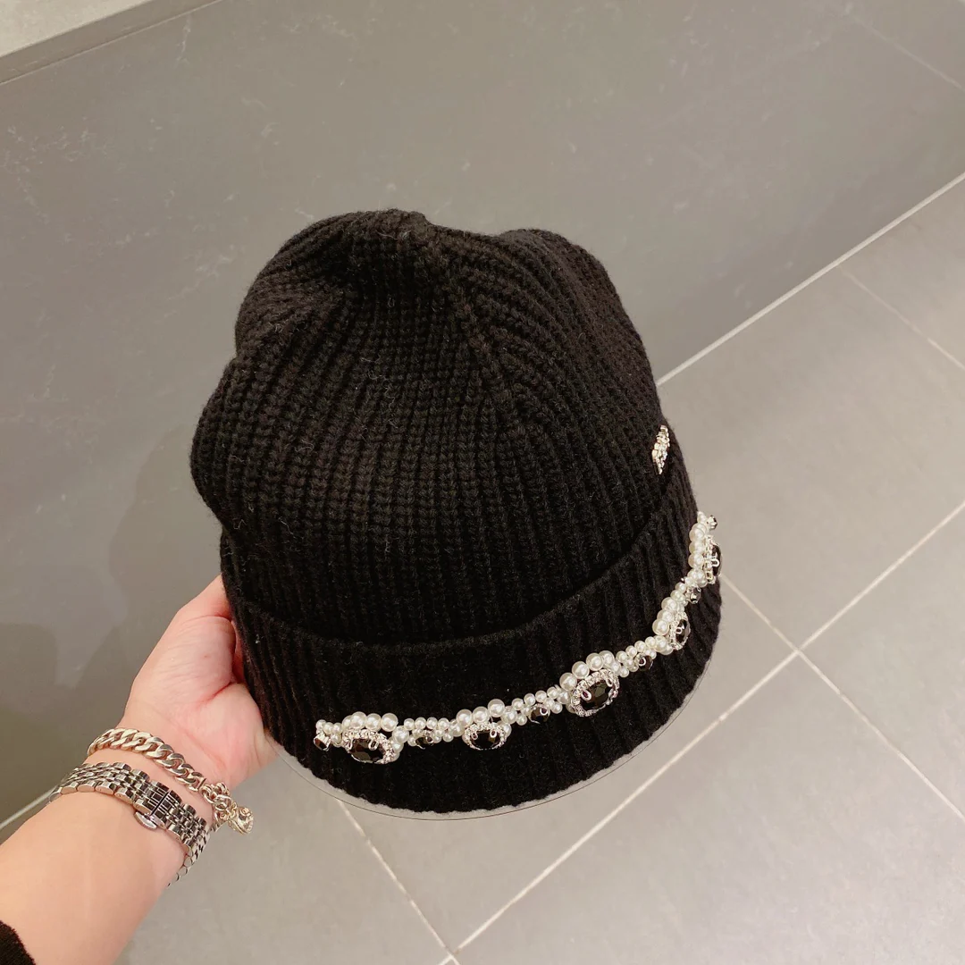 Miu Miu - Маленькая меховая шапочка с жемчужным рисунком - Черная