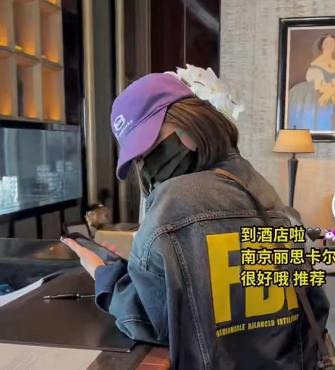 Balenciaga - Яркая всесезонная бейсболка