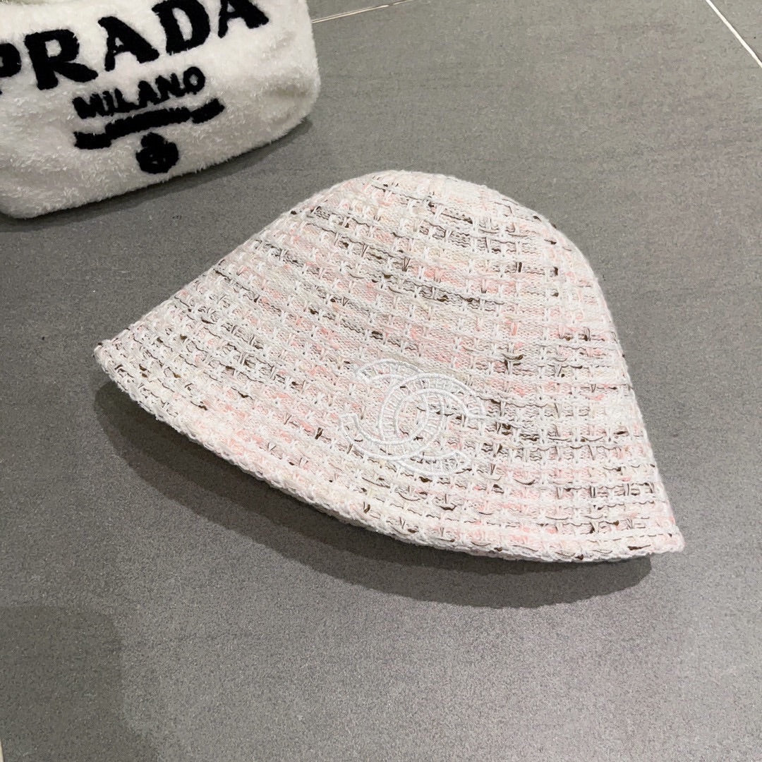 Новая элегантная вязаная рыбацкая шапка в стиле Chanel из осенне-зимней коллекции - розовая.