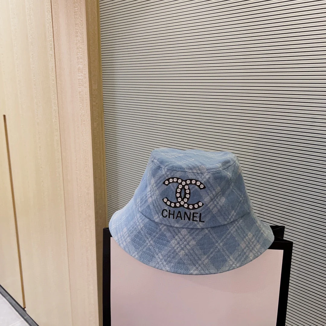 Новая коллекция Chanel ?Ранняя осень 2023? — ковбойская рыбацкая шляпа.