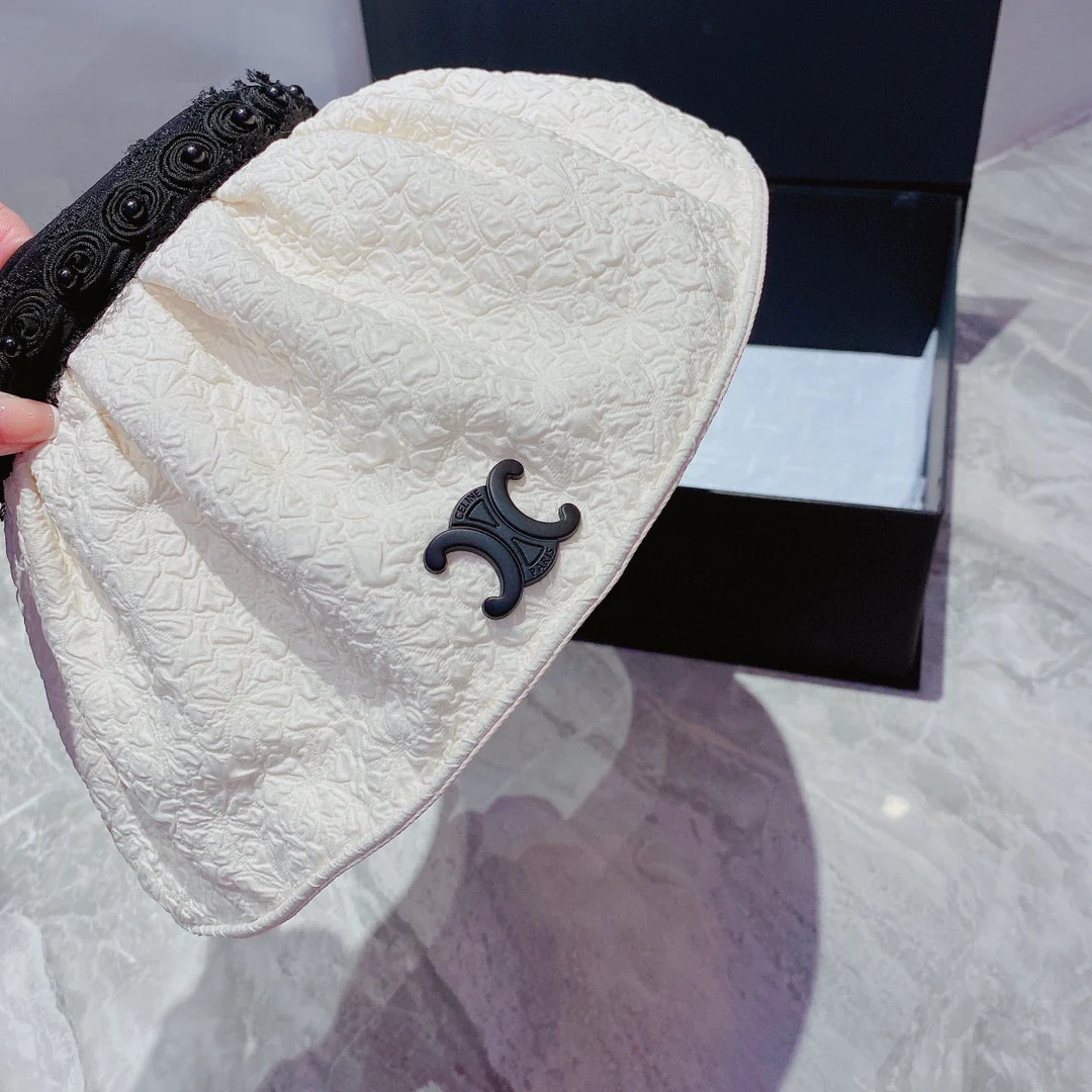 Celine - Солнцезащитная шляпа в придверном стиле с жемчужным принтом