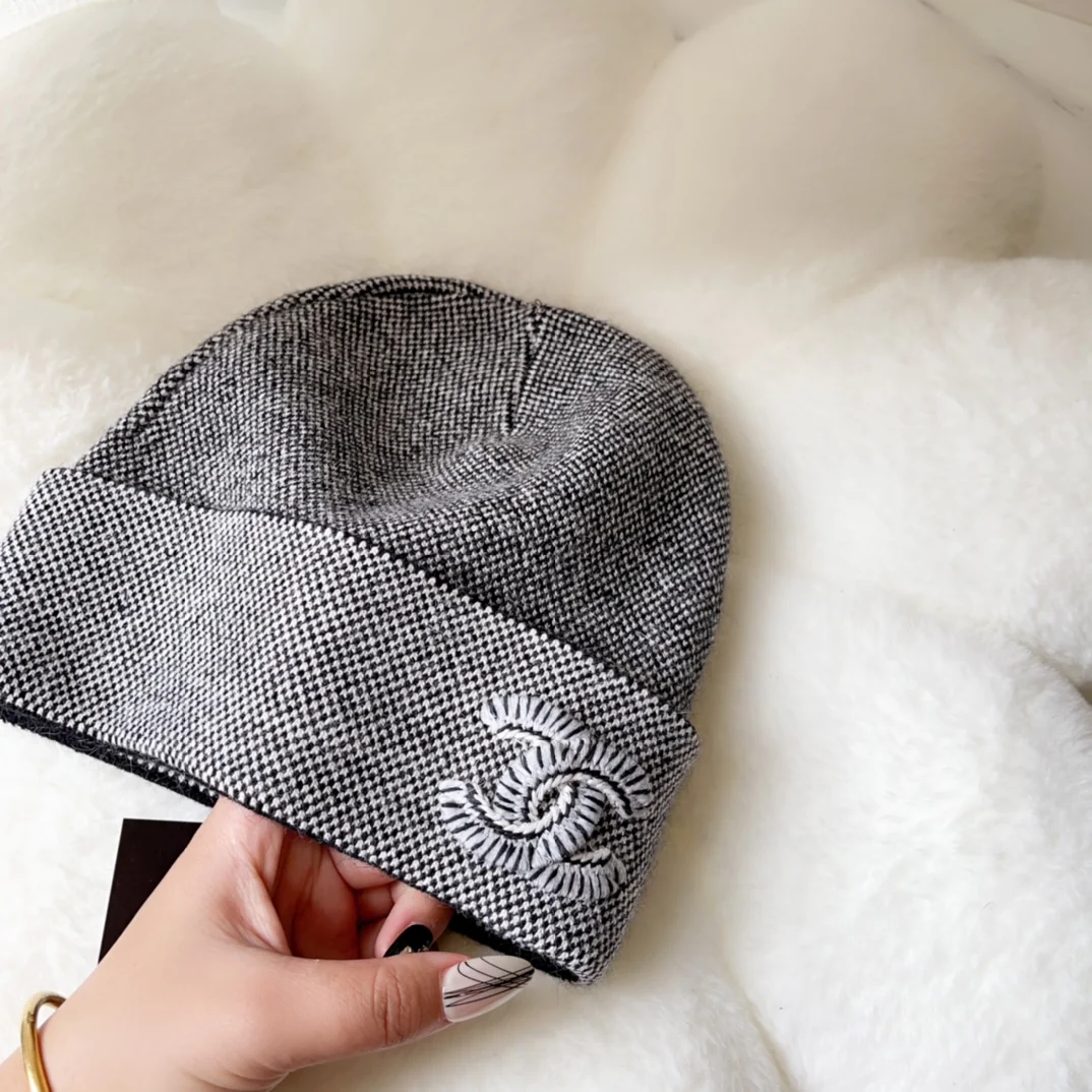 Новая универсальная шапка-бини Chanel из осенне-зимней коллекции.