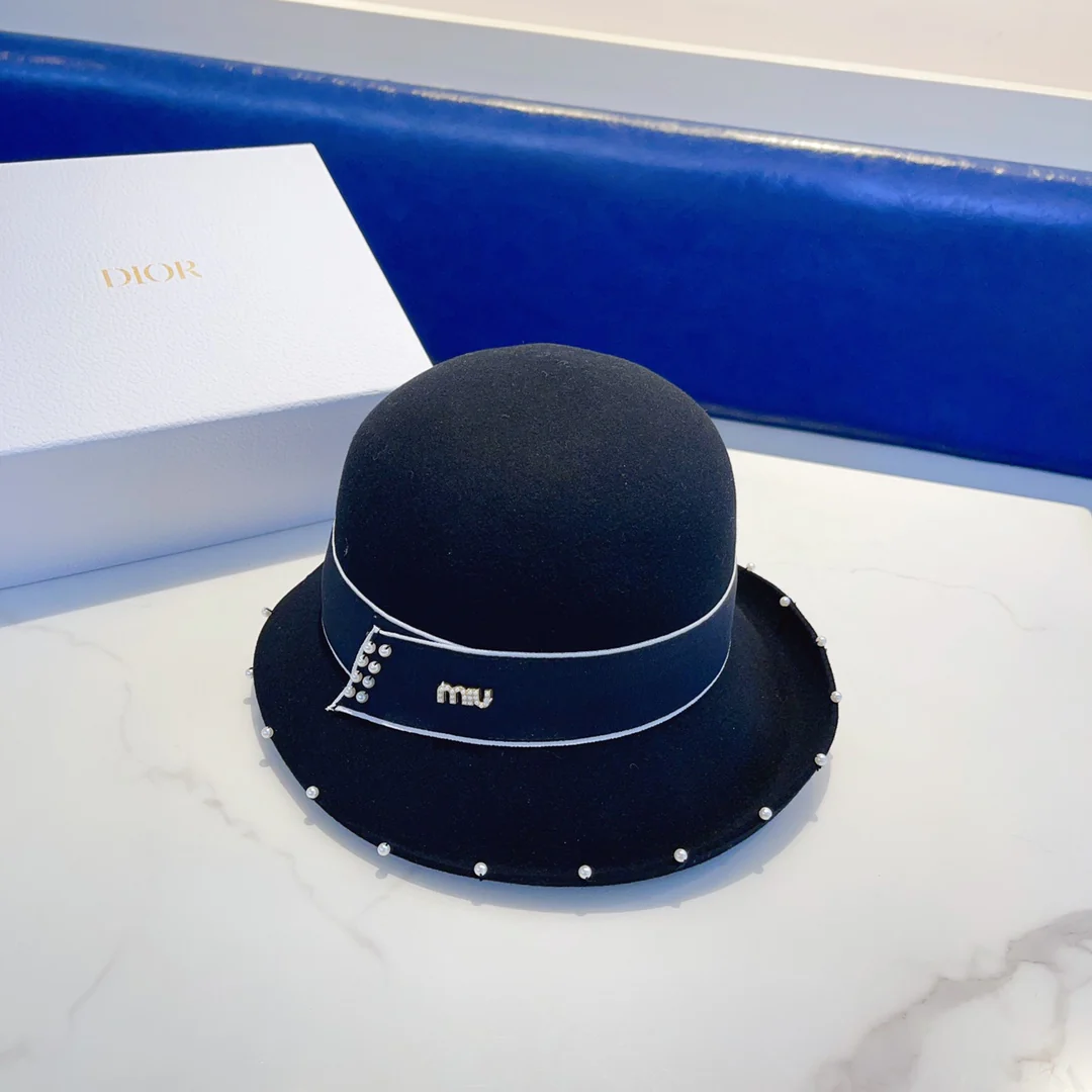 Шерстяная шапка Miu Miu, расшитая бисером вручную, — черная.