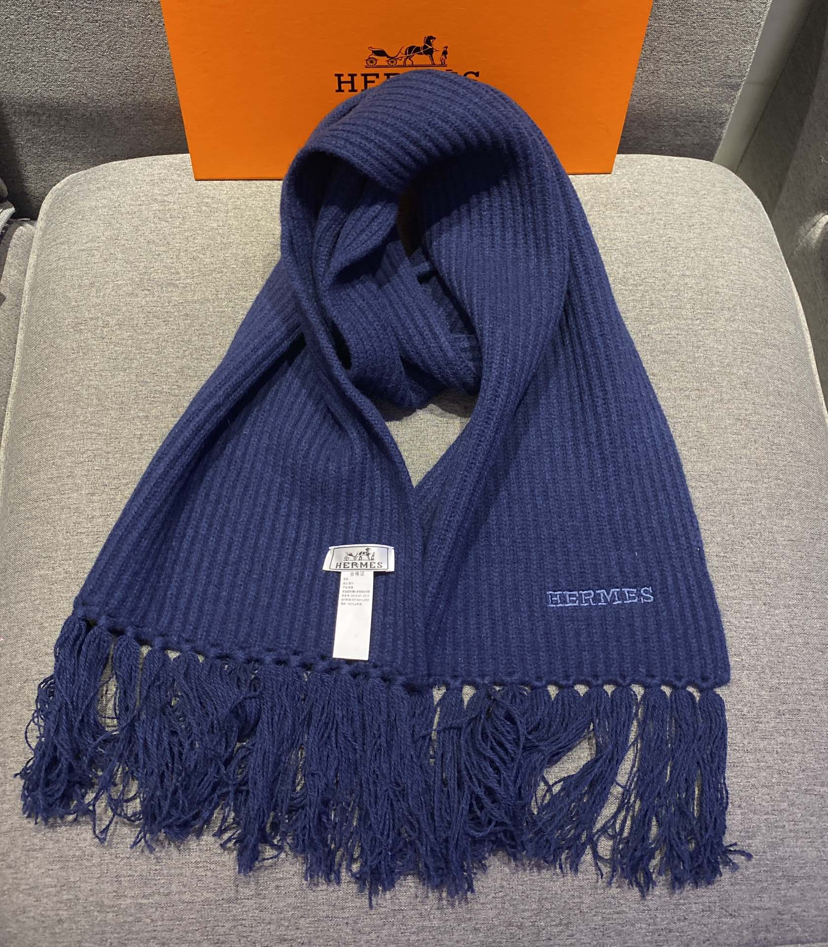 Вязаный кашемировый комплект Hermes с шапкой-бини - темно-синий