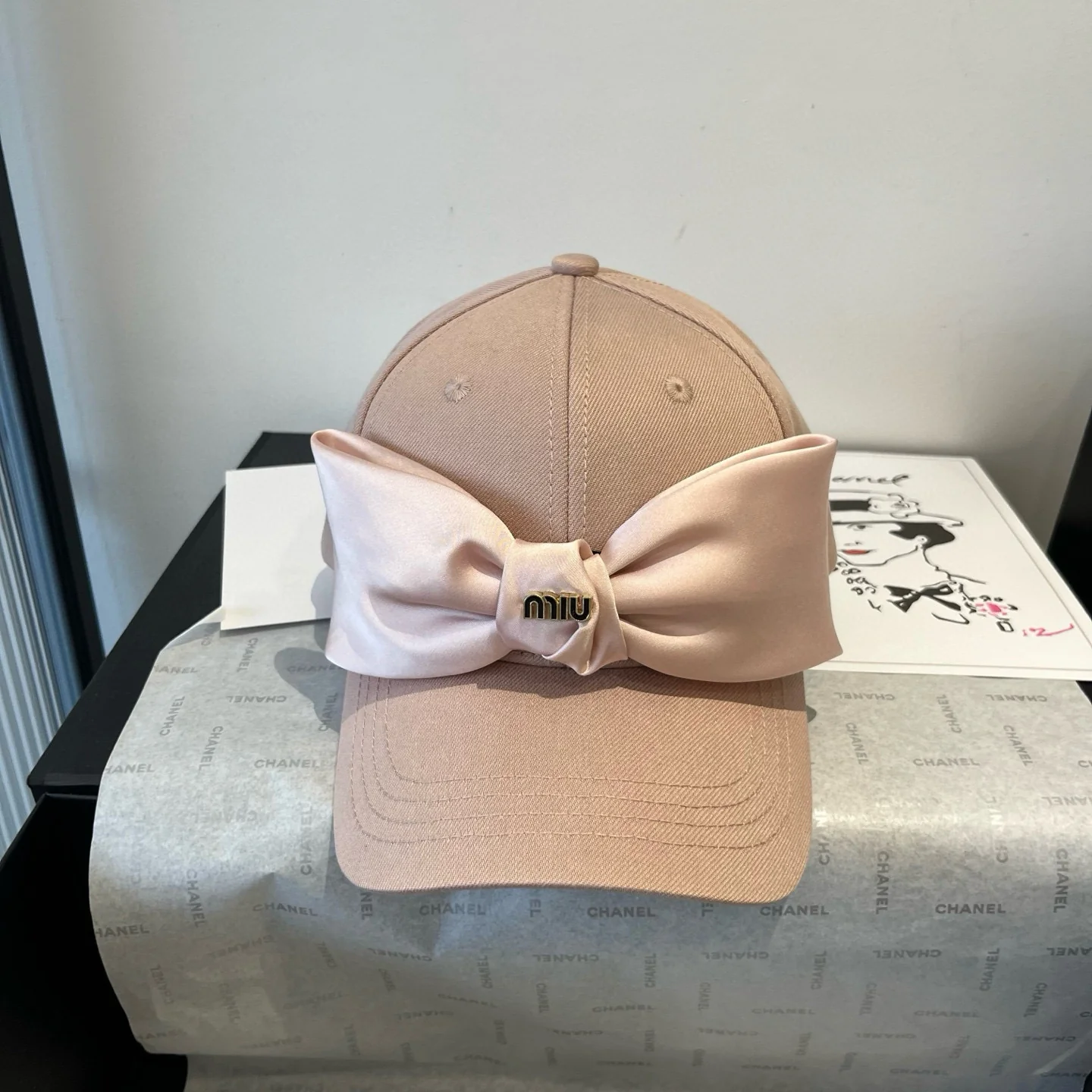 Бейсболка Miu Miu с бабочкой, коричневая.