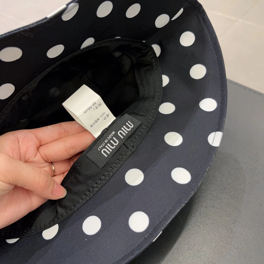 Miu Miu - Новая хлопковая рыбацкая шляпа в горошек - Черная