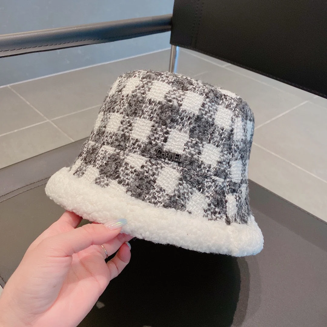 Рыбацкая шляпа Chanel в клетку из овечьей шерсти