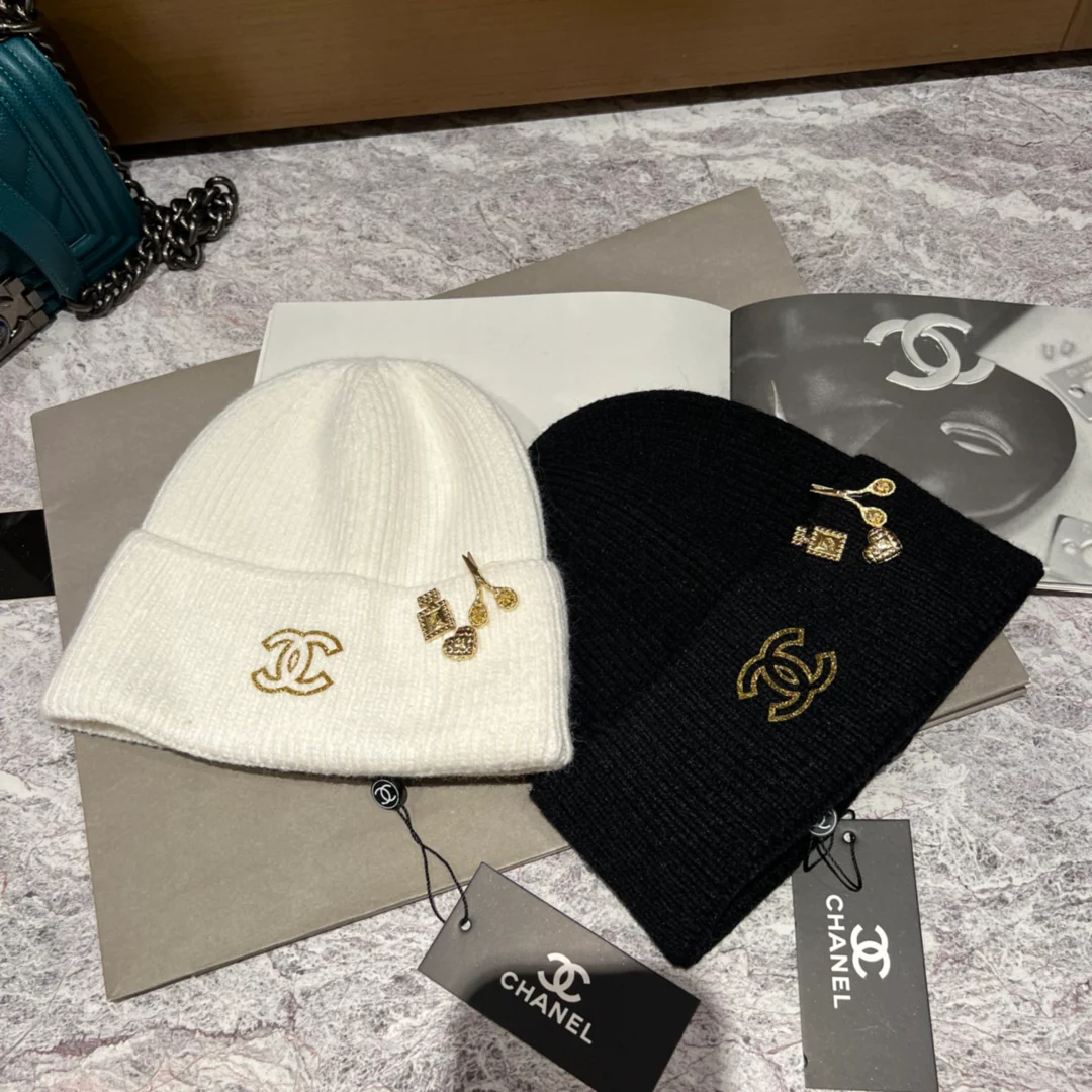 Вязаная шапка Chanel с украшениями
