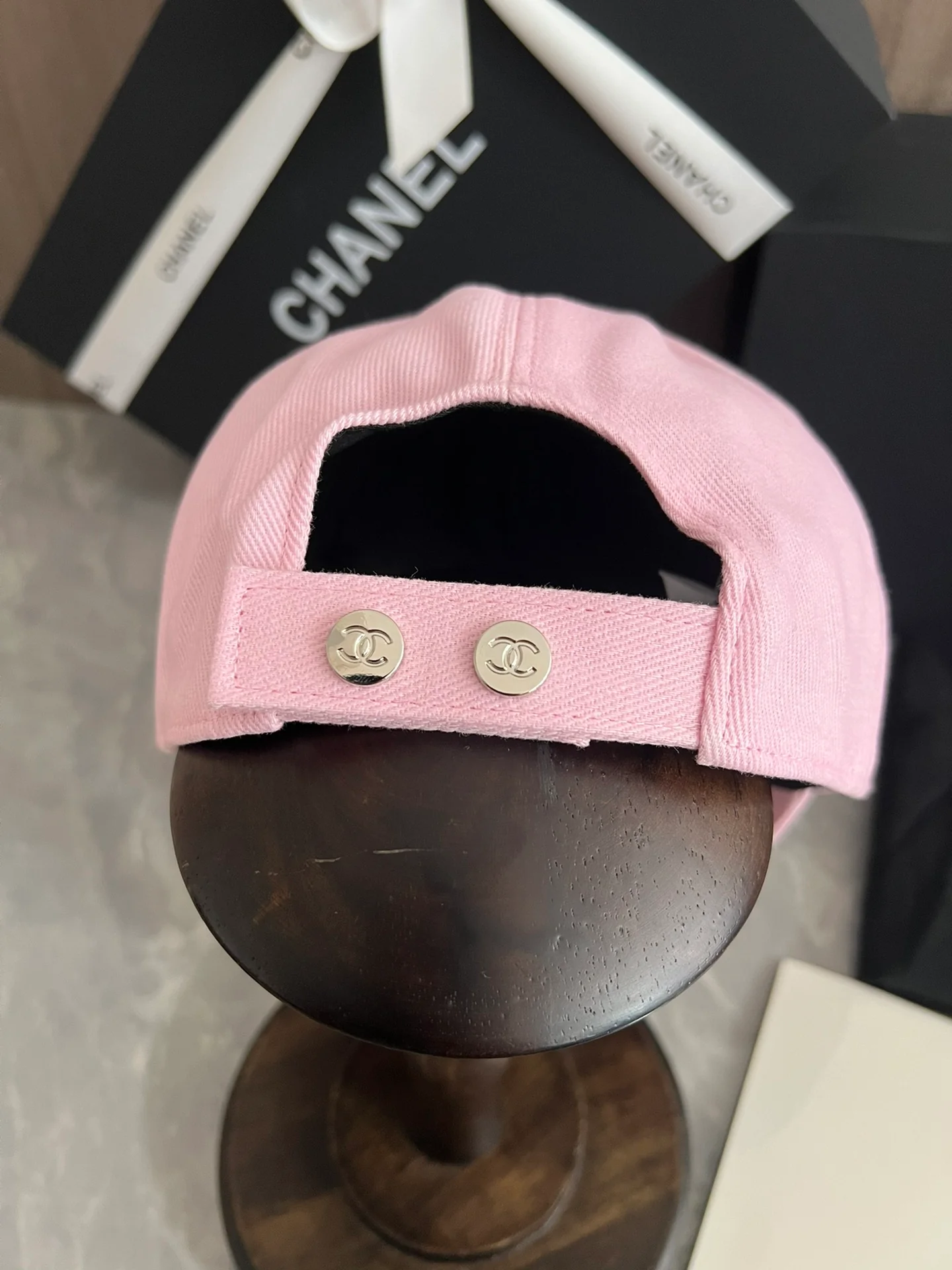 Джинсовая бейсболка Chanel с вышивкой пайетками - розовая