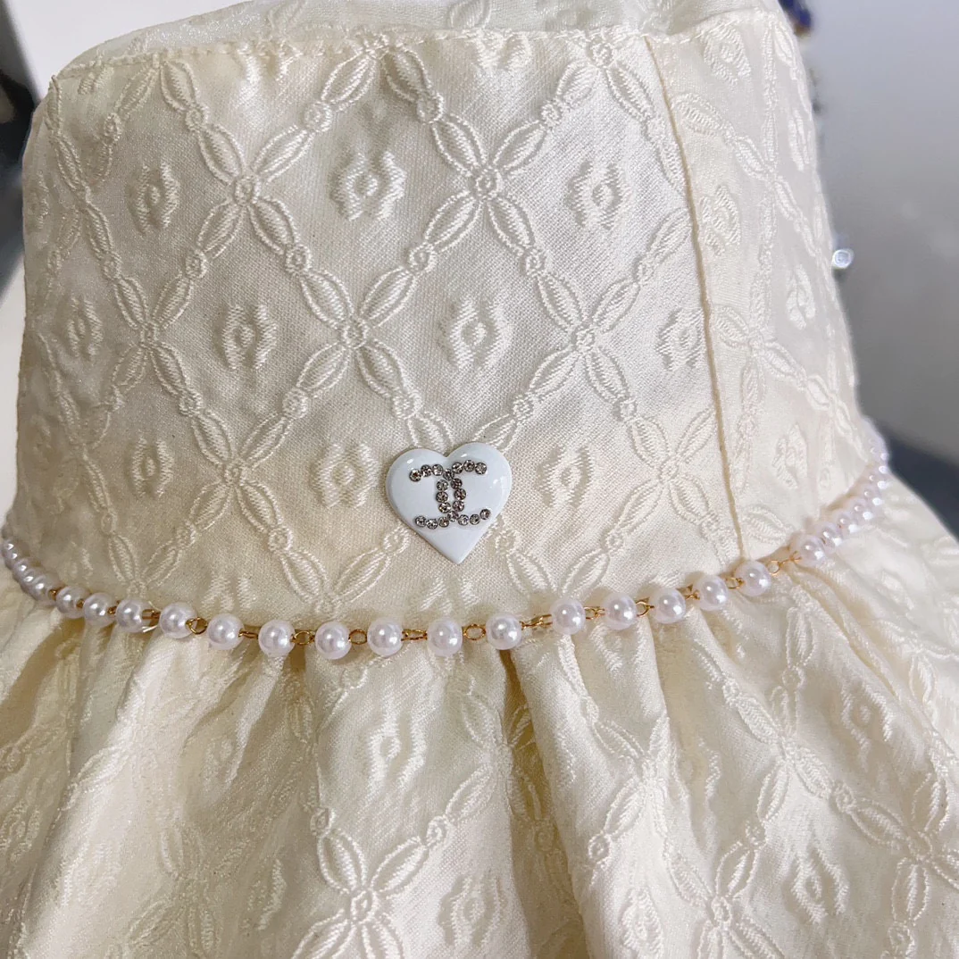 Новая шляпа от солнца Chanel 2024 года в форме сердца с жемчугом - белая.