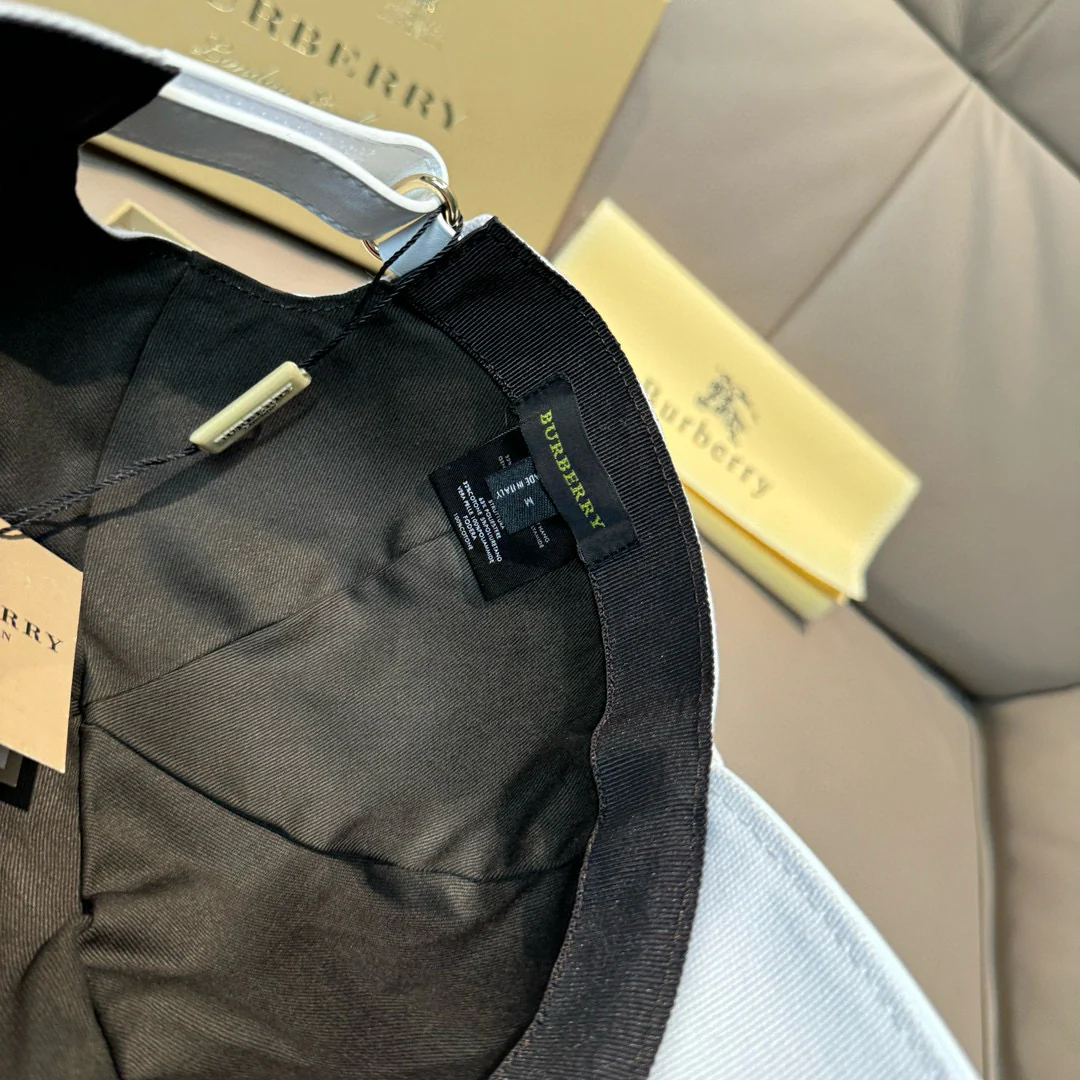 Бейсболка Burberry с вышивкой - белая - 1