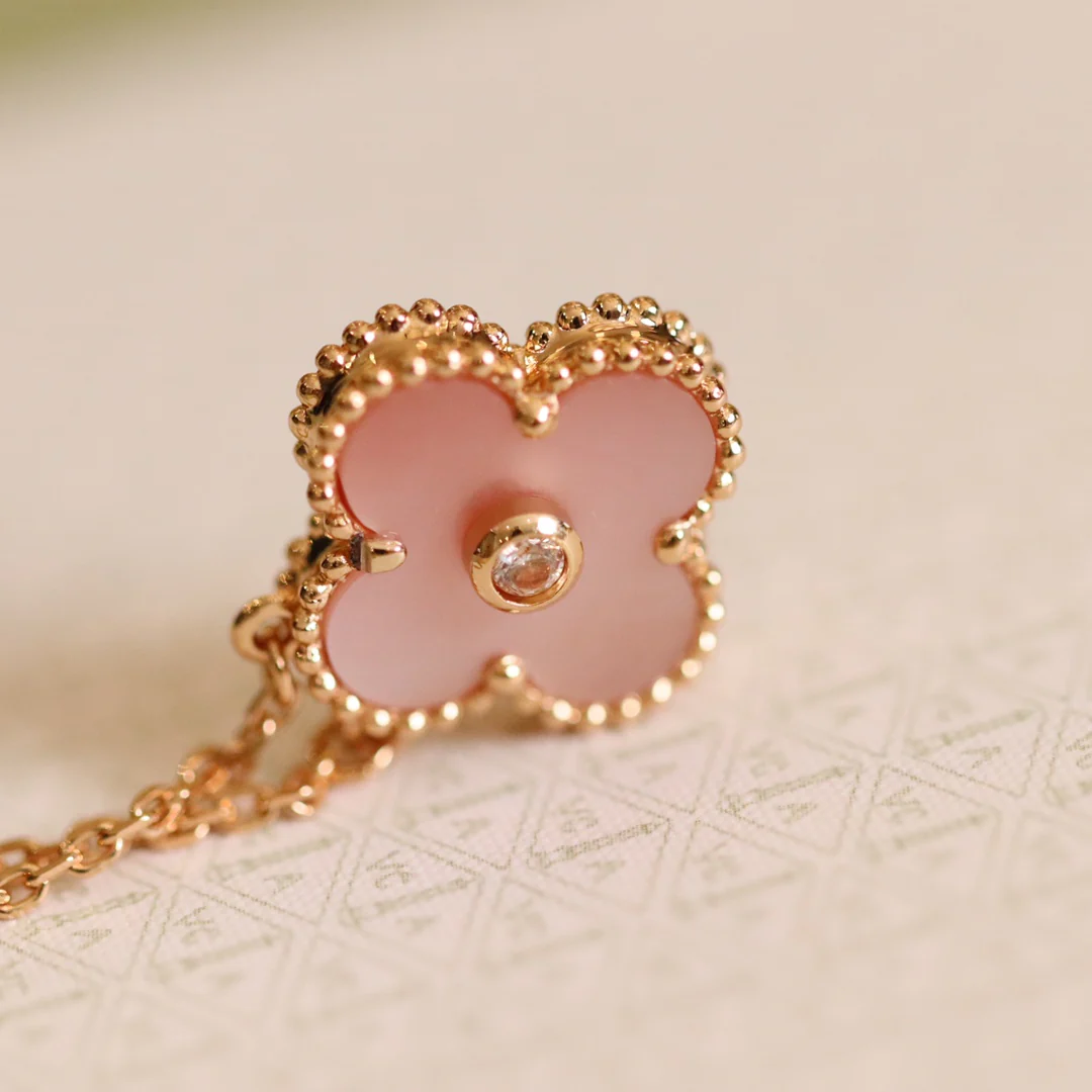 Розовое колье VCA