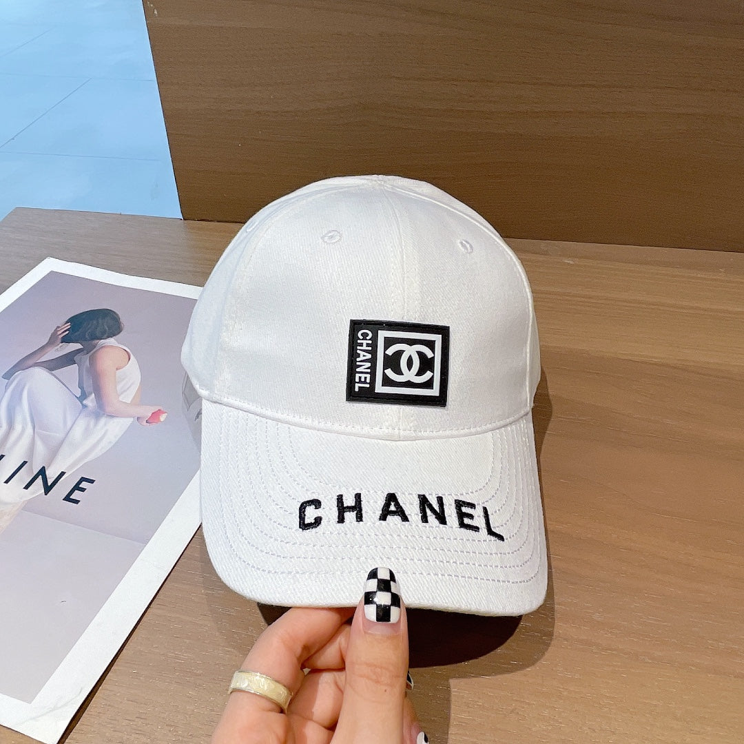 Chanel - Белая кепка-?уточка?