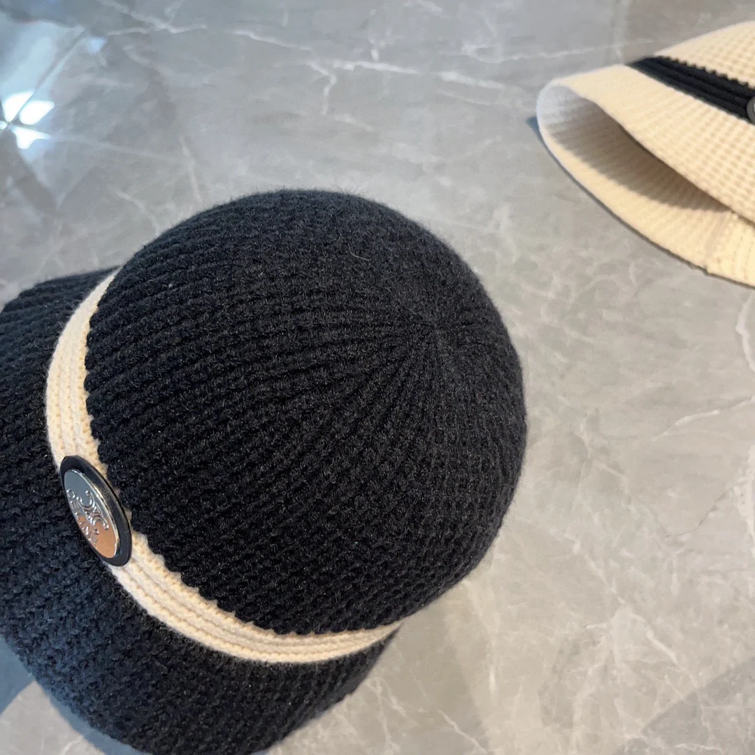 Новая элегантная черно-белая панама Celine из осенне-зимней коллекции - черная.