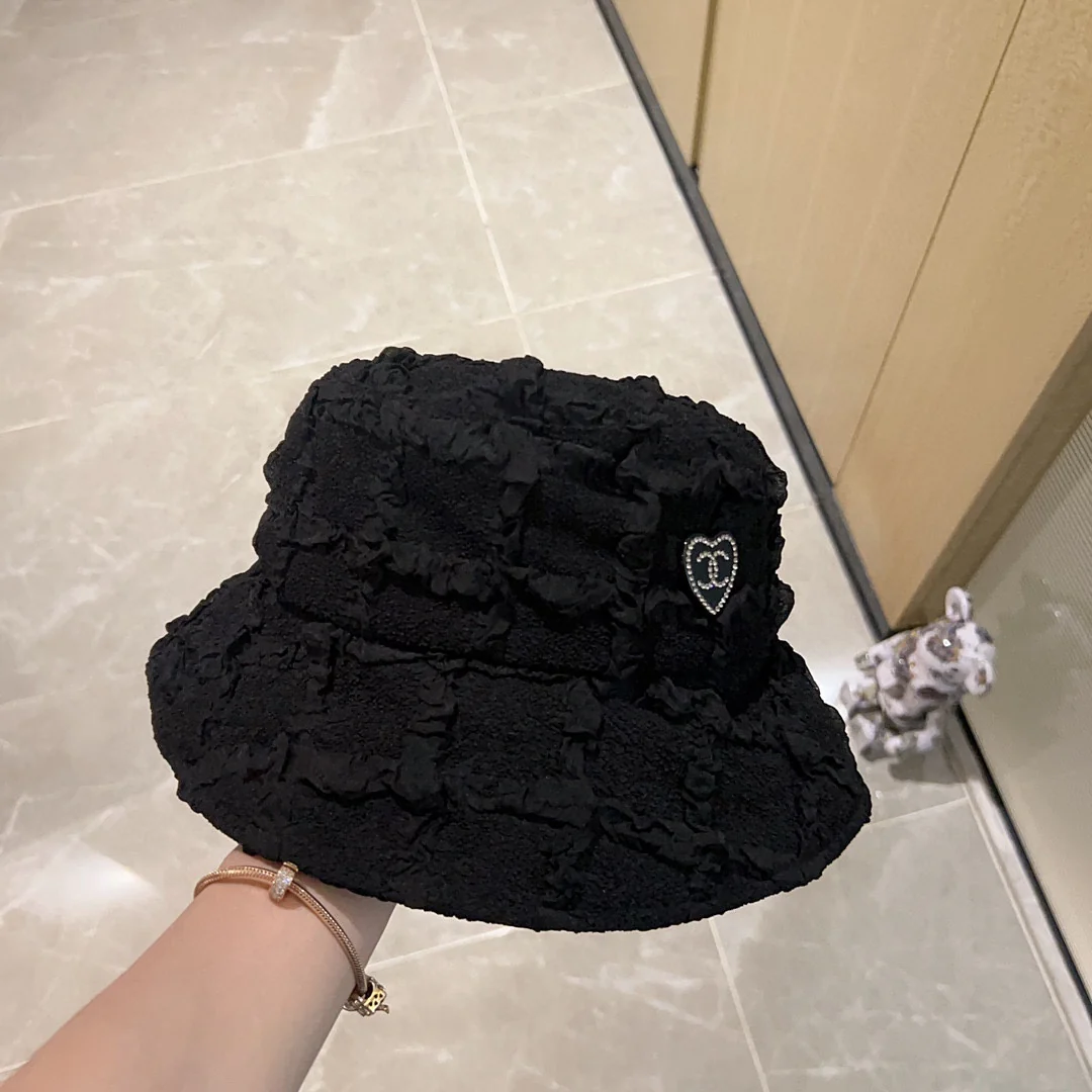 Новинка сезона весна/лето 2023 от Chanel — мятая рыбацкая шляпа.