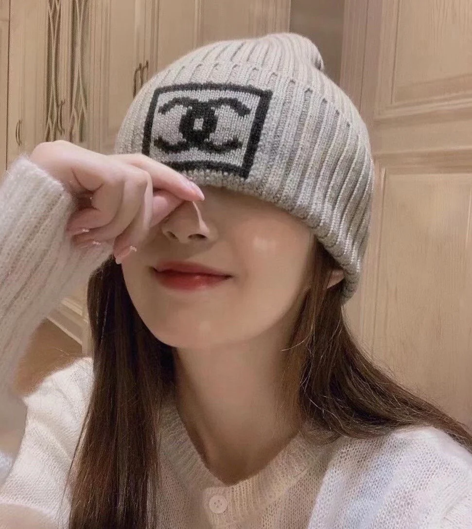 Шапка Chanel - фото образа