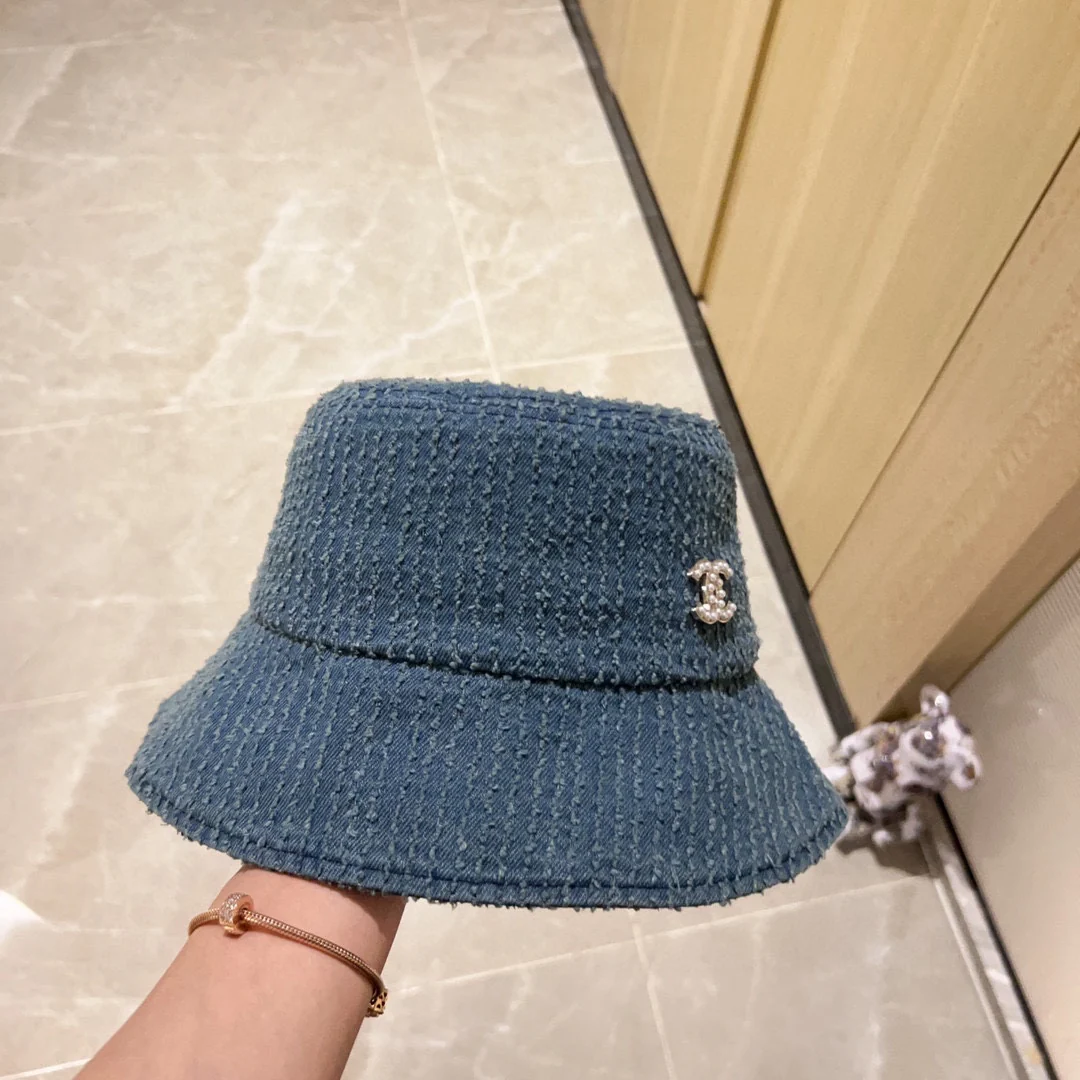 Новая ретро-шляпа рыбака в ковбойском стиле от Chanel 2023 года - темно-синяя.