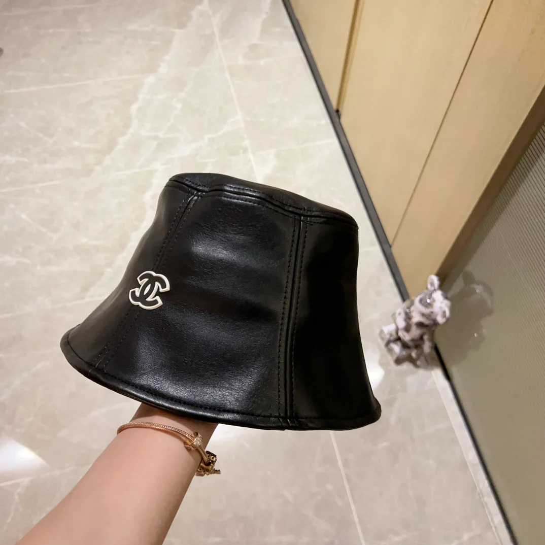 Новая модель кожаной рыбацкой шляпы Chanel 2023 года - черная.
