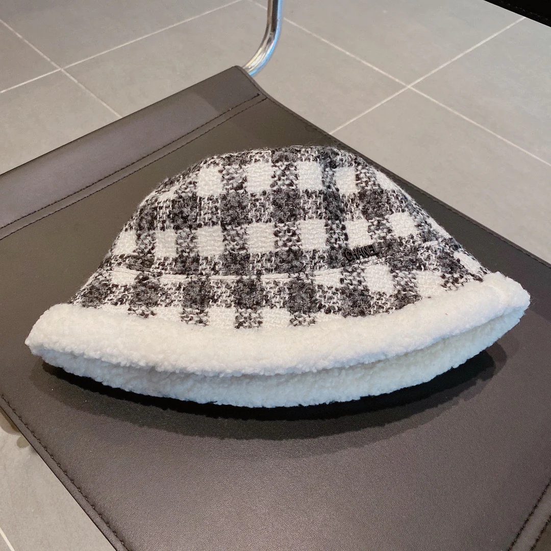 Рыбацкая шляпа Chanel в клетку из овечьей шерсти