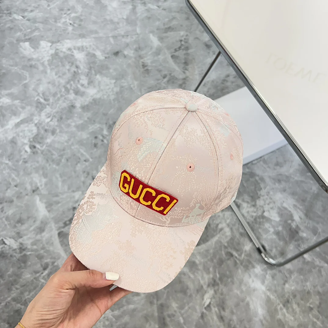 Новая бейсболка Gucci 2024 с вышивкой - розовая.