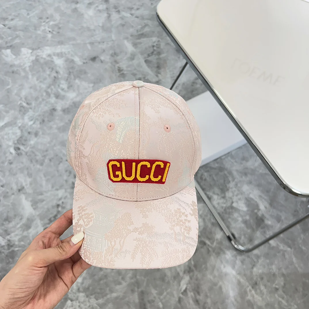 Новая бейсболка Gucci 2024 с вышивкой - розовая.